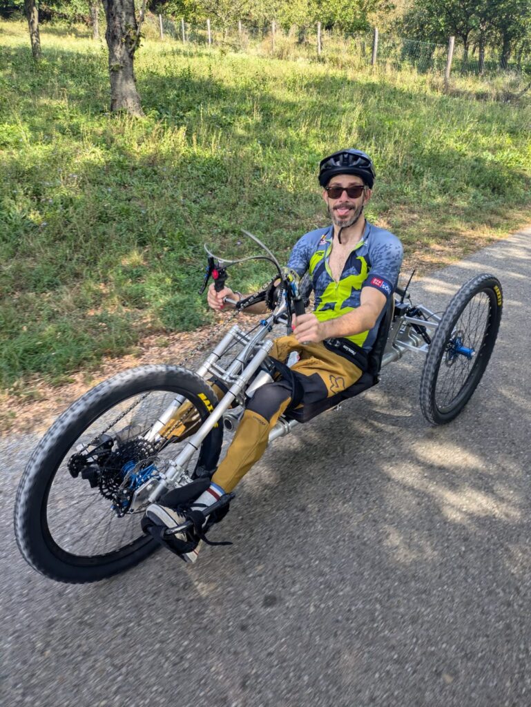 Geschäftsführer Simon testet zum ersten Mal das Handbike Scout in der Natur.