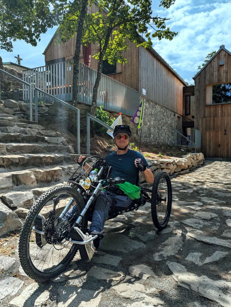 Ein Handbiker sitzt am Handbike SCOUT und hat Spass